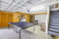 Rainbow River mid-century Estate Sleeps 22+ people and guarantees unlimited fun!