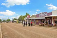 Comfy West Cabin nestled in Tombstone's Historic District! Pet Friendly!