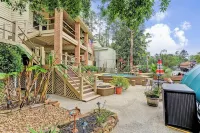Gorgeous Private Oasis with Lakefront View, NEW LISTING