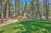 Luxury Family Condo Conveniently Central to skiing in Lake Tahoe
