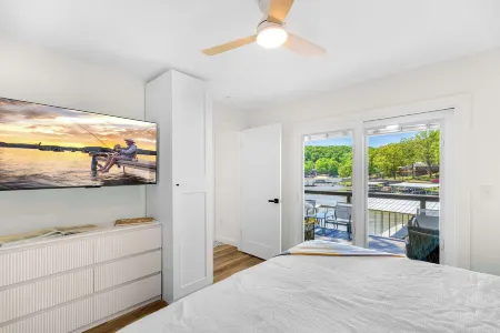 Little Bearcat Bungalow Stay on Ozark Waterfront