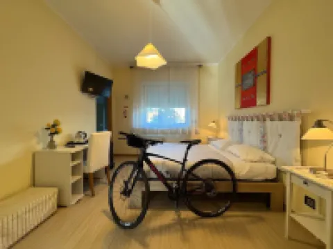 Eremes Rooms & Apartments クーネオのホテル