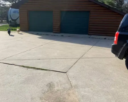 Charming 3-bedroom cabin with AC and WiFi in Neillsville デューハーストのホテル