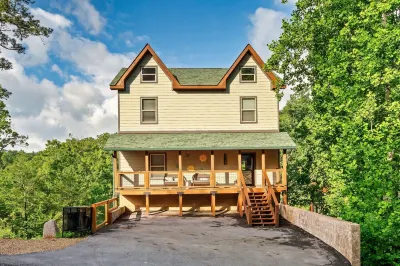 Mountain Cabin Retreat: Hot Tub, Views, Sleeps 12, Game Room, S'Mores, Fire Pit