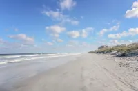 WOW 4 blocks to beach w/ Unique POOL! 3min walk to local coffee/shops/playground