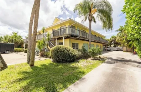 Bright condo in the palms, close to everything! Отели в г. Холмс Бич