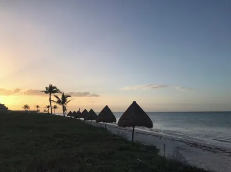 Departamento de Lujo en Planta Baja Almares Kinuh, con Acceso a Marina Kinuh Отели рядом с достопримечательностью «Club de playa privado Antálea»