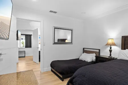 UNIT 2 VILLA BETTINA , 200 steps to beautiful beach , downtown, restaurants