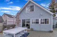 Beautiful 4-bedroom  Lake Front Cottage with HOT TUB & rentable BOAT Hotels in White Lake charter Township