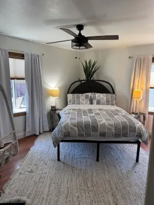 The Hillside Ranch: Relaxing Modern 4bd 2ba Oasis