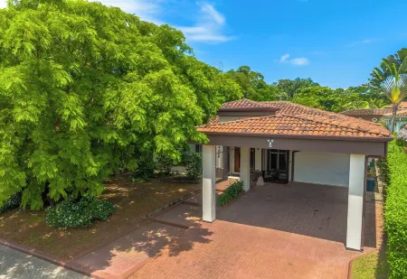 Spacious Pool House in Exclusive Gated Community Отели в г. Бехуко