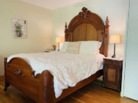 Badger's Den- Cozy Treetop Studio