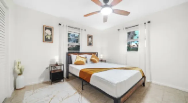 Sunny 3Br Oasis • Water View • Beach Gear • Fully Fenced Yard • Near Siesta Key