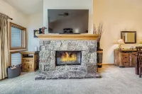 Lux 3/3 Chalet! 4 Min Walk to Quicksilver Lift & Main STPRIVATE Hot TUB"