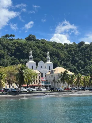 Townhouse perched above the market! Immersion in the heart of St Pierre. Hotels in 