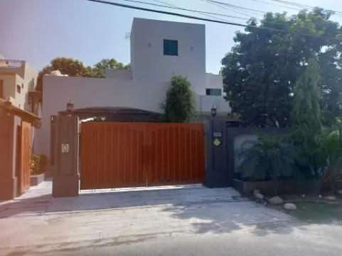 Razi Lounge: 3br Upper portion 1000sqy,WAPDA Town Отели рядом с достопримечательностью «Парк Медоус»