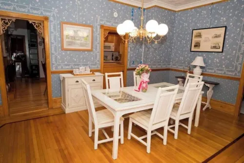 Victorian Beachside Apartment