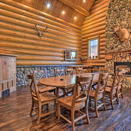Custom Bitterroot Valley Cabin w/ Hot Tub & Views!