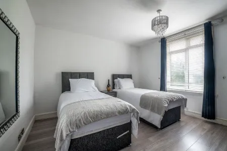 The Spetchley- 5 Bedroom, 10 Guests , Private Parking Отели рядом с достопримечательностью «Хайв»