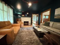 The Wright House, A Stunning, BIG, 4-Bedroom in Warren, Century Home Restored! Hotels in Warren