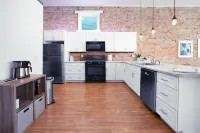 Loft in the Zoo • Premium downtown apartment!