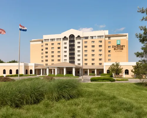 Embassy Suites by Hilton Kansas City International Airport Hotéis em May