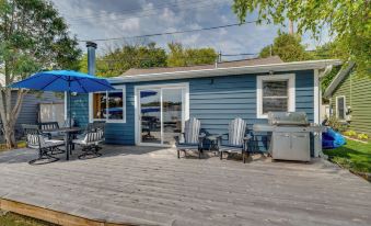 Lakefront Wisconsin Escape w/ Boat Dock & Kayaks!