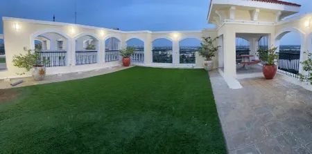 2BHK Lake View Barcelona Theme Apartment - Chennai Отели рядом с достопримечательностью «Shirdi Saibaba Temple»