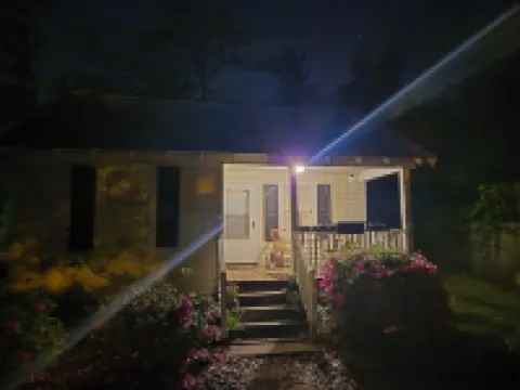 Charming 1-bedroom House 2 miles from Downtown Lexington - The Owlhouse Hotels in Lexington