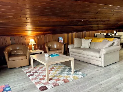 That 70’s Loft- Peace, Love and a Funky Stay! Hotels in Chesterton