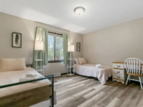 Modern 4BR FirePit Grill 2MI NSC Pet-Friendly! Hotels in Blaine