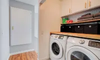 Modern 4Bd Family Condo (10mins to Downtown)