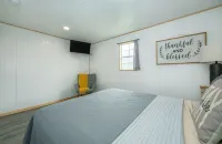 Modern Cottage Cabin, private area with pond, fishing nearby, swimming and more Hotels in Giard