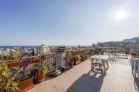 Comfortable central - large terrace-solarium - beach 4 minutes walk - bright Hotel a Arma di Taggia