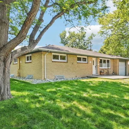 Cozy Pet & Family-friendly fully fenced beautiful  backyard