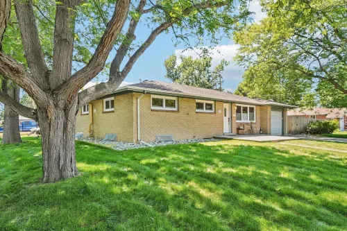 Cozy Pet & Family-friendly fully fenced beautiful  backyard