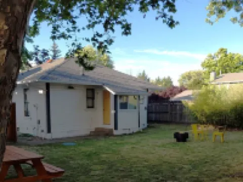 Inviting 2-bedroom, 1-bathroom house with large backyard and WiFi in Corvallis Hoteles en Corvallis