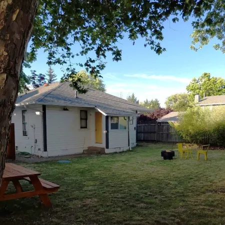 Inviting 2-bedroom, 1-bathroom house with large backyard and WiFi in Corvallis