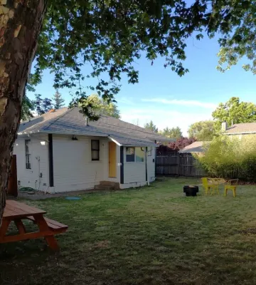 Inviting 2-bedroom, 1-bathroom house with large backyard and WiFi in Corvallis