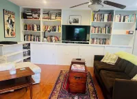 Charming secluded and gated 1-bedroom guesthouse in lovely Studio City