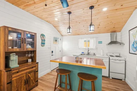 Flip Flop Stop ~ Beach Themed Studio In Tech Terrace ~ Walk to Campus! Отели рядом с достопримечательностью «Университет Техас Тек»