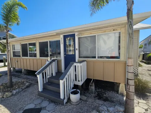 Charming 1920s Cottage, Waterfront just 50 ft away, Beach just 1 minute stroll!