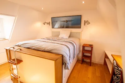 Charming longère in a quiet location 5 minutes from a large sandy beach. Hotel in zona Le Ter