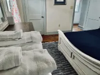 Charming 2-bedroom house in small-town neighborhood Hotels in Bath