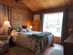 Jody's Lakehouse. Cozy 2-bedroom lakefront cedar home with hot tub in Wasilla
