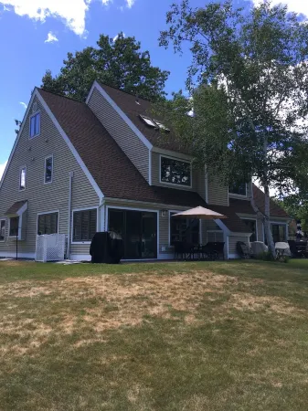 Lakefront 4 bedroom Fall getaway on Winnipesaukee