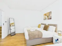 Modern 4 Bedroom Spacious House with Garden and Free Parking