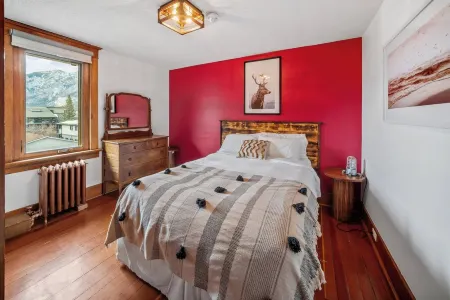 Mountain View Retreat in the heart of Banff - Massive House Sleeps 23