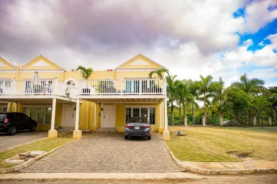 Home Sweet Home @ Little bay Country Club Booby Cay Island附近的飯店