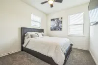 New  3BR by Hospital & Lake Granbury w/Starlink internet,local pool,4-80in  TVs